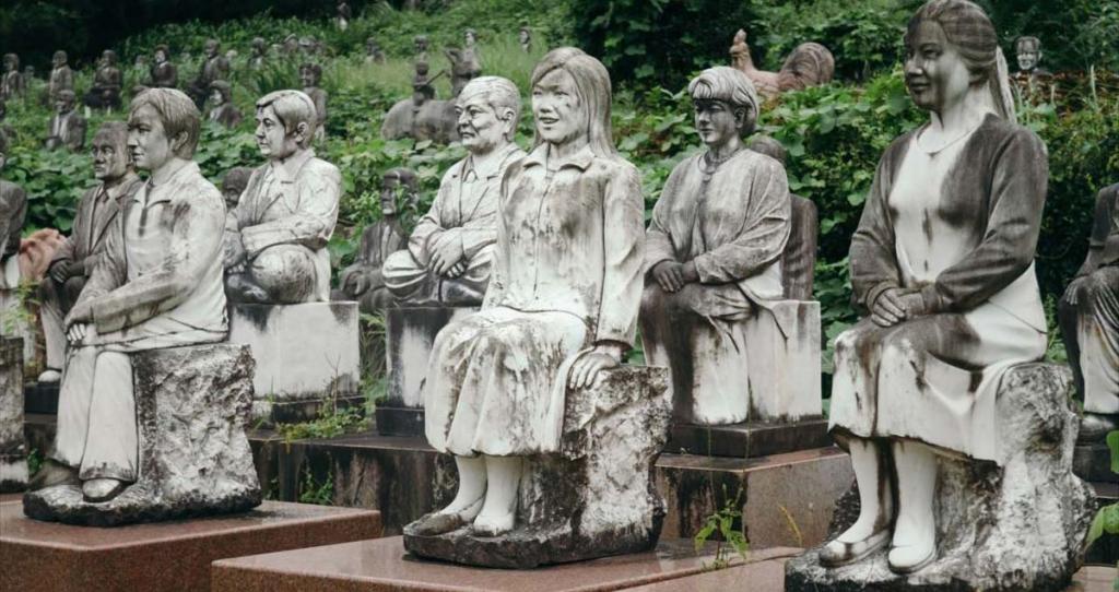 this abandoned park in japan is filled with 800 creepy statues3
