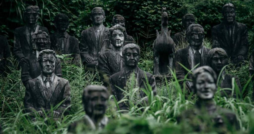 this abandoned park in japan is filled with 800 creepy statues7