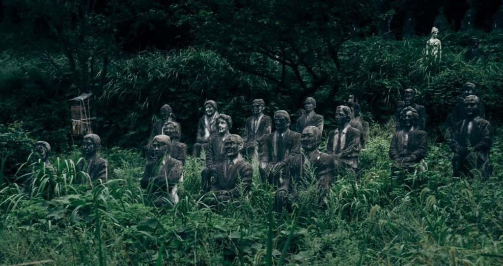 this abandoned park in japan is filled with 800 creepy statues9