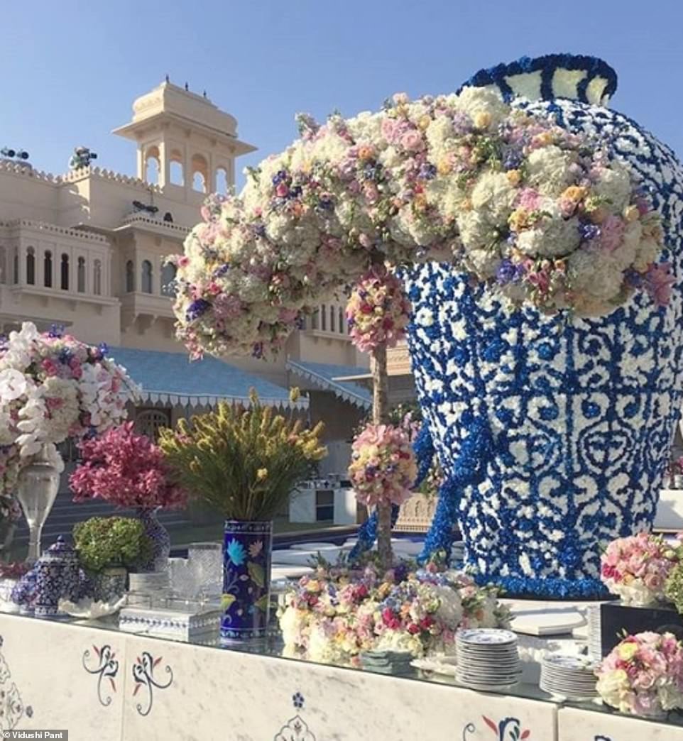 7293632 6487701 exquisite decoration a huge vase made of blue and white flowers a 161 1544629242742