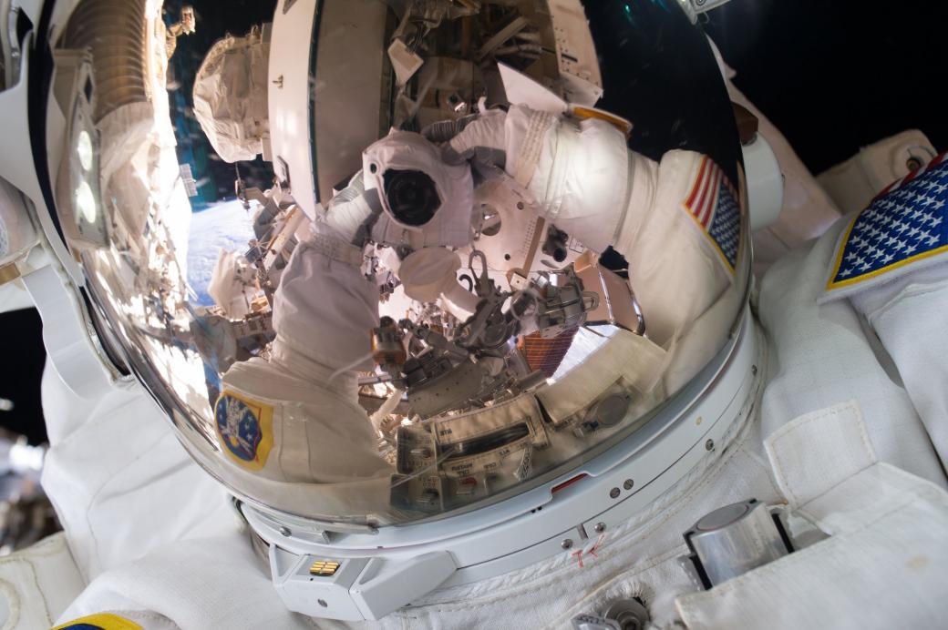 Phi hành gia Scott Kelly chụp ảnh selfie trong một chuyến đi bộ bên ngoài Trạm Không gian Quốc tế vào tháng 10 năm 2015.