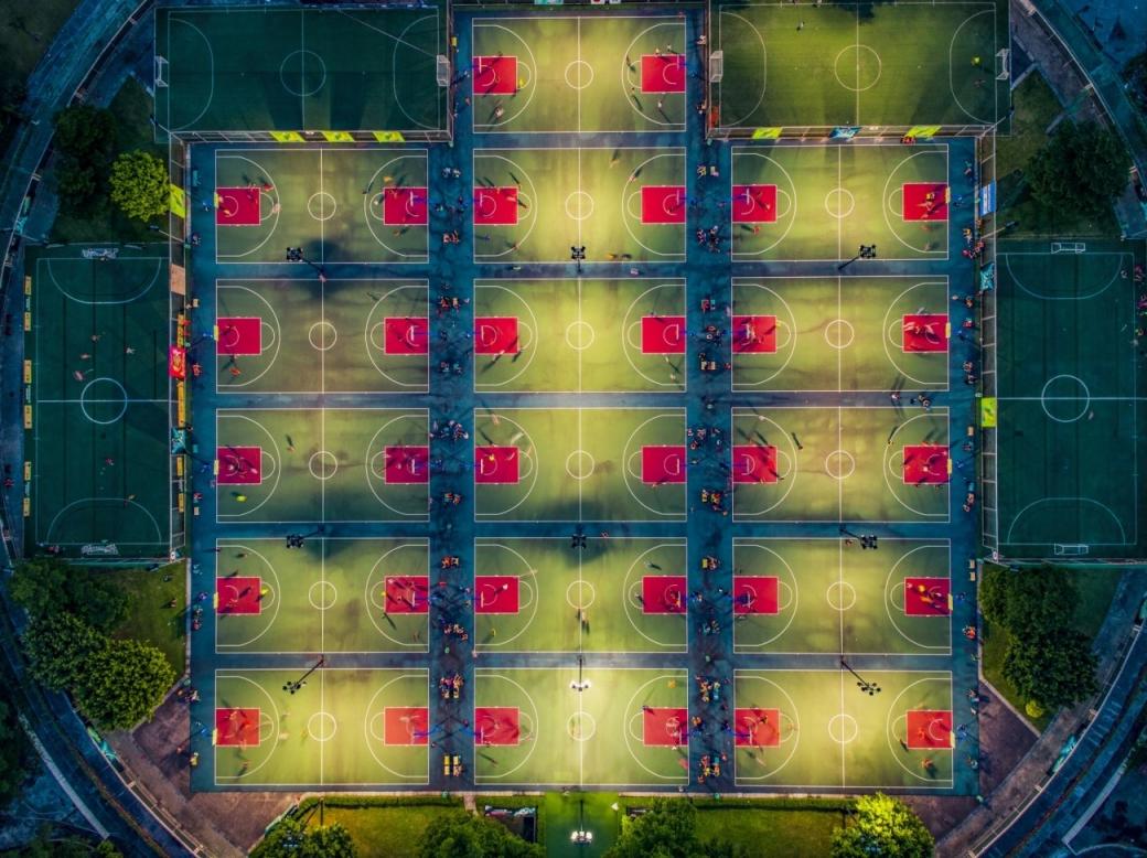 Một tổ hợp gồm 16 sân bóng rổ và 2 sân bóng đá ở Trung Quốc trông trở nên lạ mắt khi được chụp chính diện từ trên cao. Ảnh: Shihui Liu.
