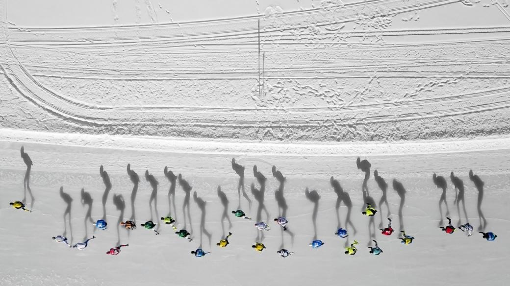Người trượt băng tạo nên những chiếc bóng đổ dài khi họ đang tranh tài trên đường đua ở Weissensee, nước Áo. Ảnh: Vincent Riemersma.