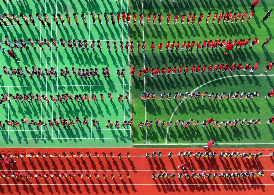 Vận động viên xếp hàng và tham gia một cuộc diễu hành trên sân vận động tại Trung Quốc. Ảnh: Senrong Hu.