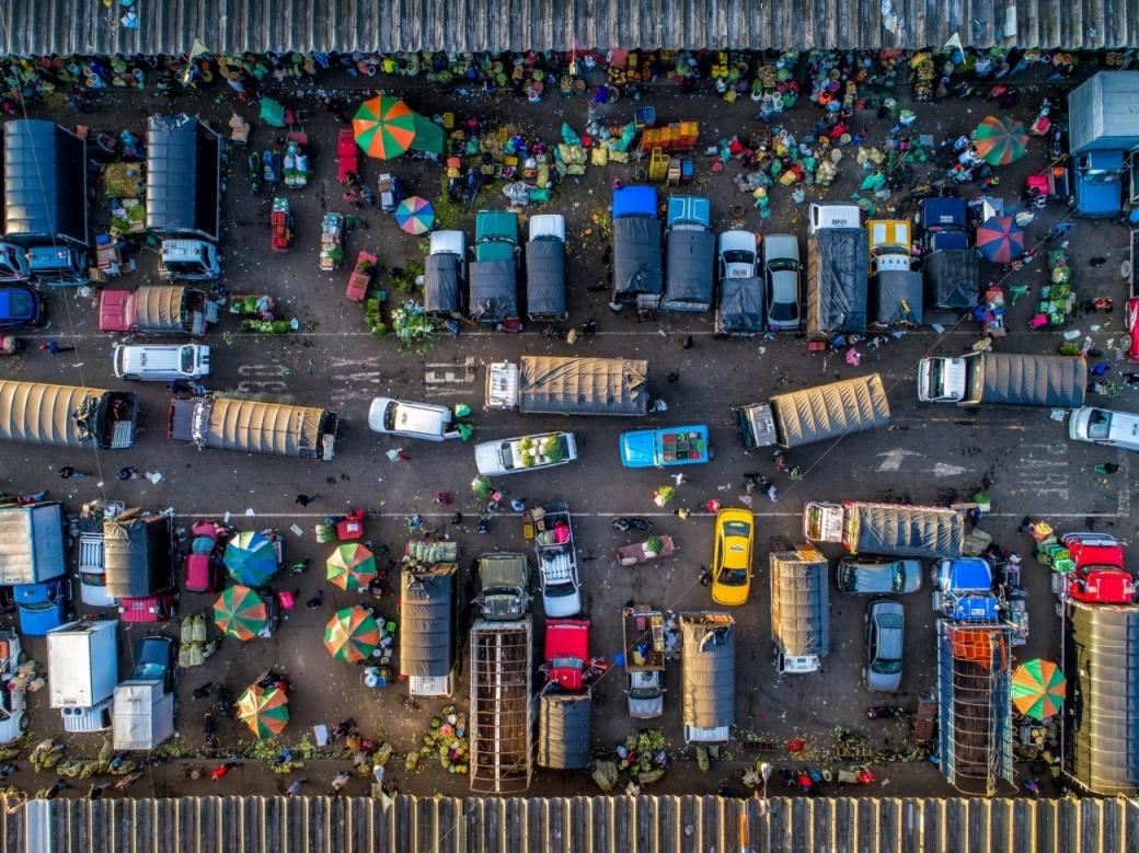 Bên cạnh người đi chợ, những chiếc xe tải chở đầy hàng hóa được tập kết tại Corabastos, ngôi chợ lớn nhất ở Bogota, Colombia. Ảnh: Alex Visbal.