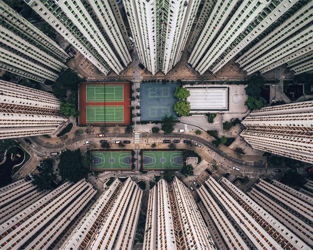 Khu thể thao và tiện ích đặt giữa những tòa chung cư chọc trời ở Trung Quốc. Ảnh: Gary Cummins.