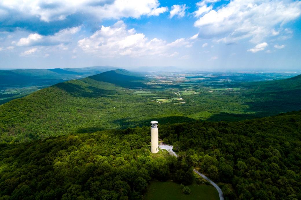 Trong ảnh là tháp vi sóng phi hạt nhân hóa cao hơn 30 mét ở dãy núi Appalachian, đây là một nỗ lực nhằm giúp các cơ quan chính phủ vẫn liên lạc được với nhau nếu chẳng may có một vụ tấn công hạt nhân thật sự diễn ra.