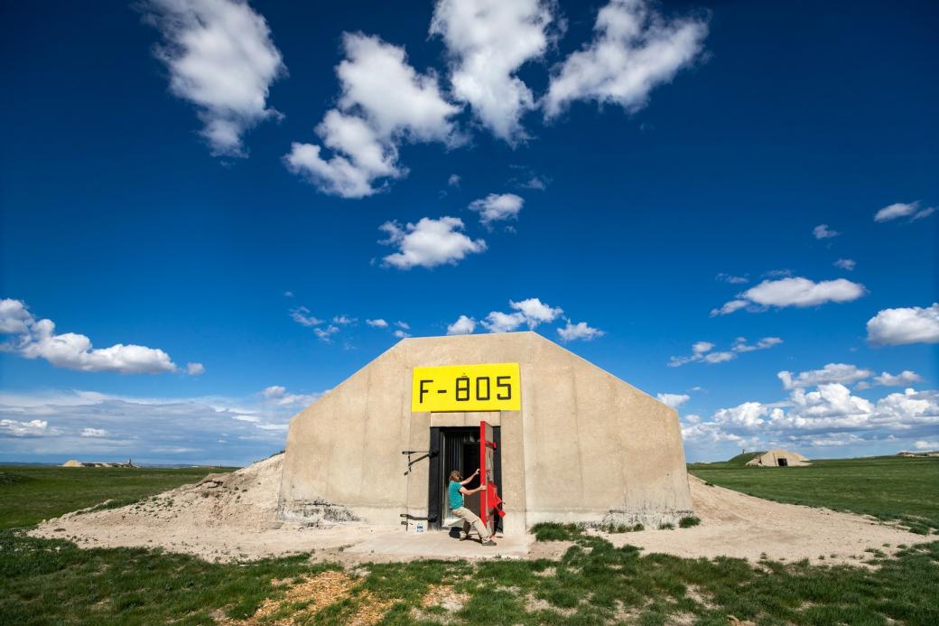Một hầm trú ẩn của quân đội Hoa Kỳ tại Edgemont, South Dakota. Đây là một trong 575 boongke được xây dựng bởi các công ty tư nhân nhằm tạo ra một không gian trú ẩn khi ngày tận thế xảy ra, dù là do nhân tai hay thiên tai.