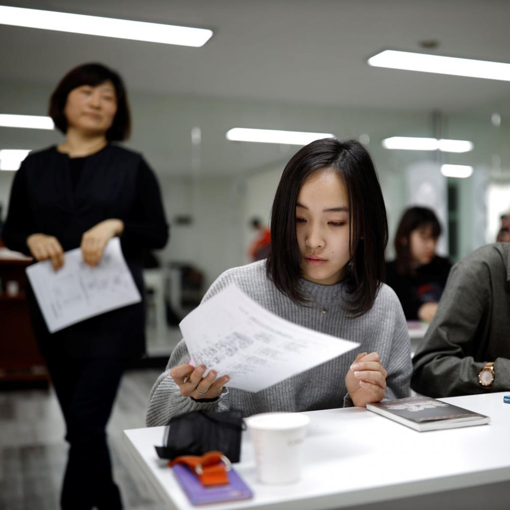 Yuuka Hasumi đăng ký một lớp dạy Tiếng Hàn tại Seoul.