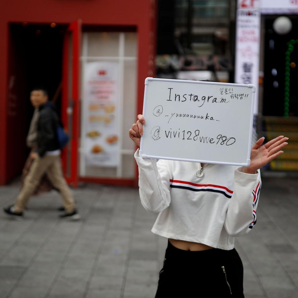 Hasumi tranh thủ giới thiệu Instagram của cô sau mỗi màn biểu diễn âm nhạc trên phố.