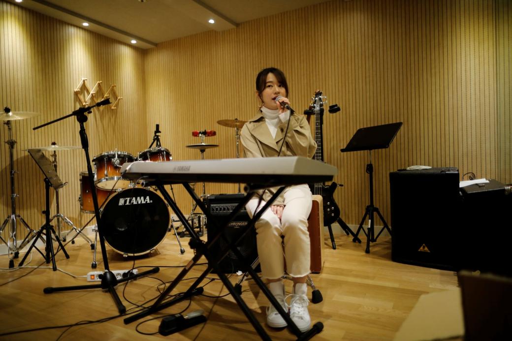 Miyu Takeuchi hát trong một buổi tập tại trường ở Seoul.