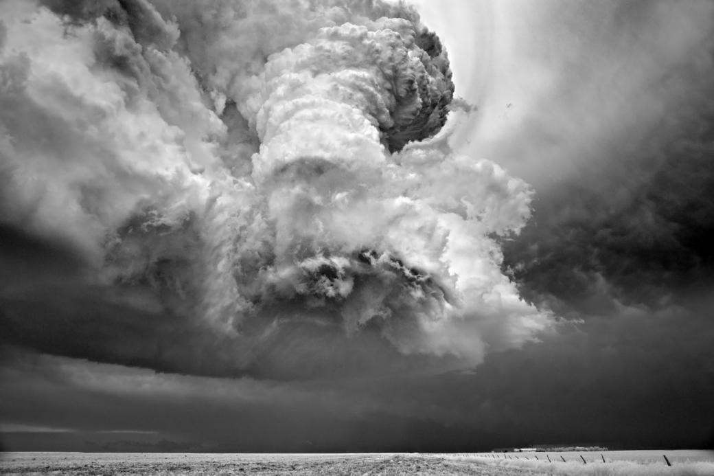 Nhiếp ảnh gia Mitch Dobrowner đã có kinh nghiệm hơn 10 năm chụp ảnh những cơn dông khủng khiếp như thế này. Hình ảnh này được chụp tại Guymon, Oklahoma.