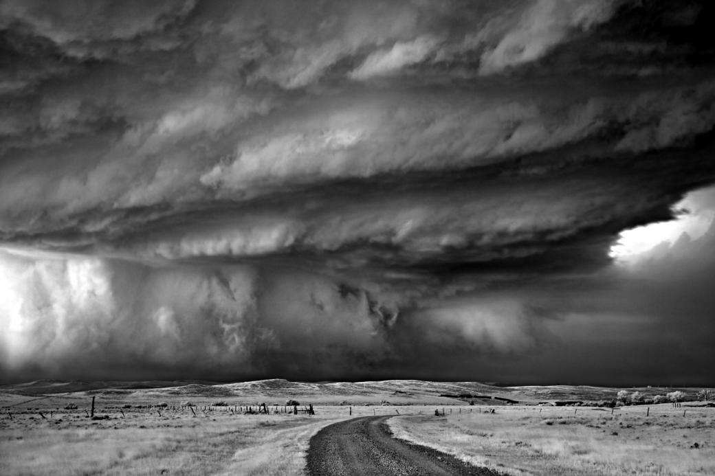 Dobrowner cộng tác với chuyên gia săn bão Roger Hill để chụp những supercell. Trong ảnh là một cơn siêu dông được ông chụp ở Moorcroft, Wyoming.