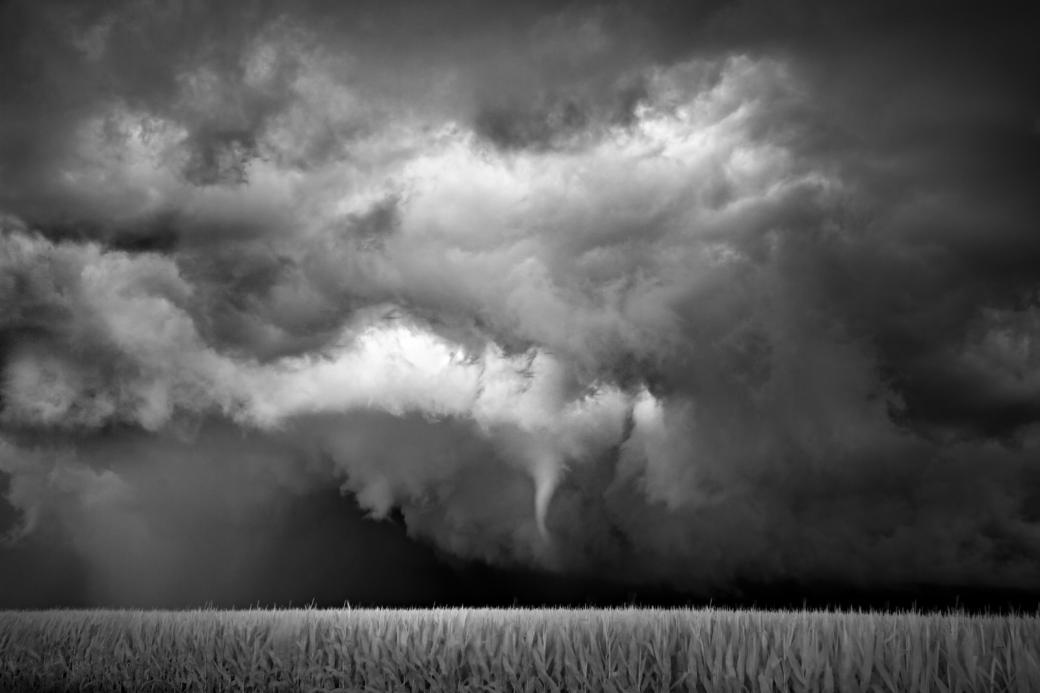 Roger Hill hiện giữ kỷ lục thế giới vì là người tận mắt quan sát nhiều đám mây dông nhất. Trong ảnh là một supercell ở Northfield, Oklahoma.