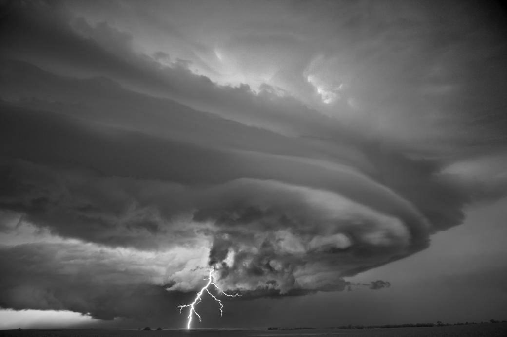 Một cơn dông bão ở Mobridge, South Dakota. Những cơn bão như thế này có thể kéo dài đến 12 tiếng và tạo ra những cơn mưa đá với kích cỡ viên đá to bằng trái quýt.