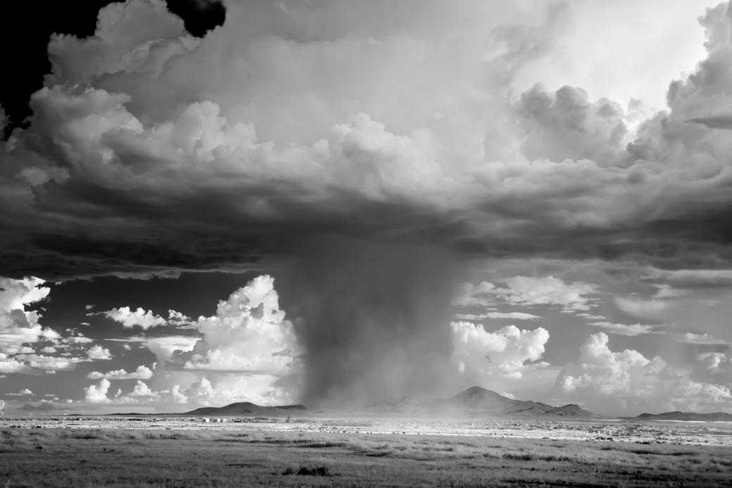 Tại Lordsburg, New Mexico, nhiếp ảnh gia Dobrowner đứng từ xa và ghi lại cảnh tượng đặc biệt khi đám mây dông trút mưa thẳng tay xuống một vùng trong khi khu vực xung quanh vẫn khô ráo.