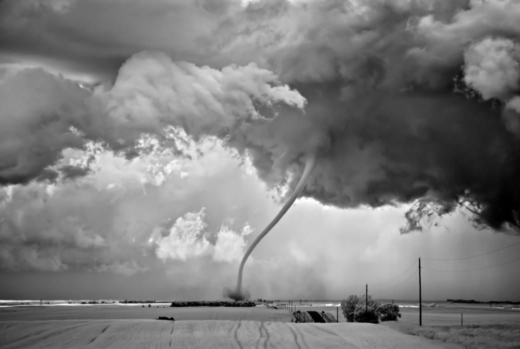Đây là cảnh tượng được chụp tại Regan, North Dakota. Những supercell đôi khi sẽ tạo nên những cơn lốc xoáy và cuốn trôi những gì trên đường nó đi ngang qua.