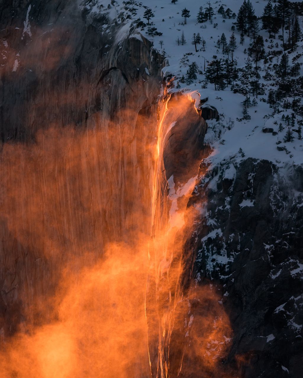 i07“Thác lửa” nổi tiếng ở Công viên Quốc gia Yosemite là một hiện tượng quang học tự nhiên xảy ra khi Mặt Trời chiếu ánh sáng của mình vào Thác nước Horsetail và tạo nên màu sắc cam như vậy. Ảnh: Daniel Yee.