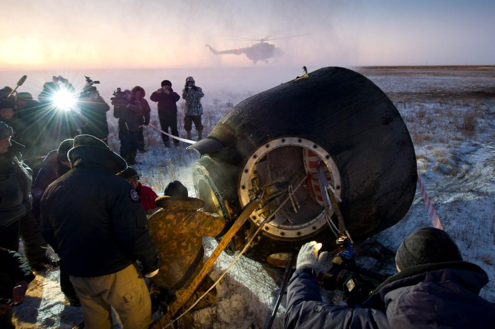 Nhân viên hỗ trợ đang giúp các phi hành gia trong tàu Soyuz TMA-02M – gồm nhà du hành Mike Fossum của NASA, Sergei Volkov của Nga và Satoshi Furuka người Nhật Bản – rời khỏi khoang tàu sau khi kết thúc sứ mệnh kéo dài 5 tháng của họ trên Trạm Không gian Quốc tế (ISS).