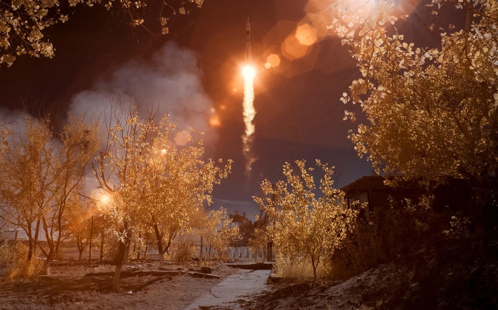 Hình ảnh này được chụp qua bước sóng hồng ngoại và thêm màu sắc sai nhằm đảm bảo ấn tượng thị giác, cho thấy tàu vũ trụ Soyuz MS-10 được phóng lên từ bãi phóng vũ trụ Baikonur vào tháng 10/2018, trên tàu lúc này có phi hành gia Nick Hague của NASA và Alexey Ovchinin người Nga.