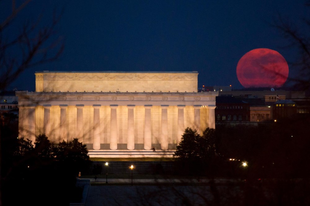 Siêu Mặt Trăng đang mọc lên ở Đài tưởng niệm Lincoln tại Washington, D.C. vào 19/03/2011.