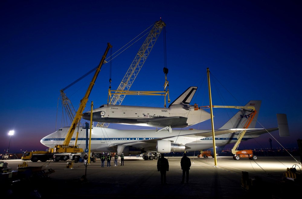 Tàu con thoi Enterprise được đặt bên trên Máy bay NASA 747 ở sân bay quốc tế Washington Dulles vào 20/04/2012.