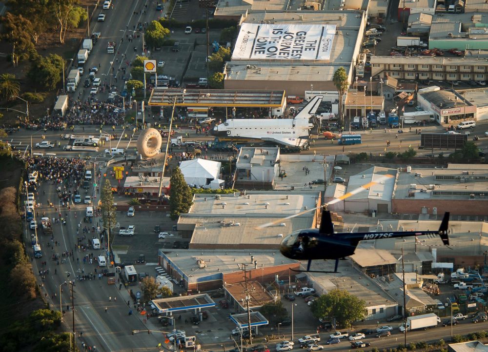 Góc nhìn từ khinh khí cầu do thám khí quyển của Goodyear, tàu con thoi Endeavour đang băng qua một con phố ở Inglewood, California vào 12/10/2012.