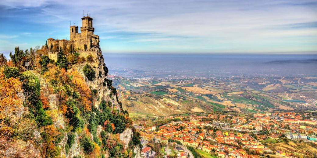 Tòa tháp trên đỉnh Guaita là tòa tháp cổ nhất trong số ba tòa tháp của San Marino. Ảnh: Leonid Andronov/Shutterstock.