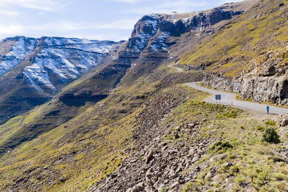 Lesoto nổi tiếng với các thung lũng hẹp và những dãy núi cao. Ảnh: Faer Out/Shutterstock.