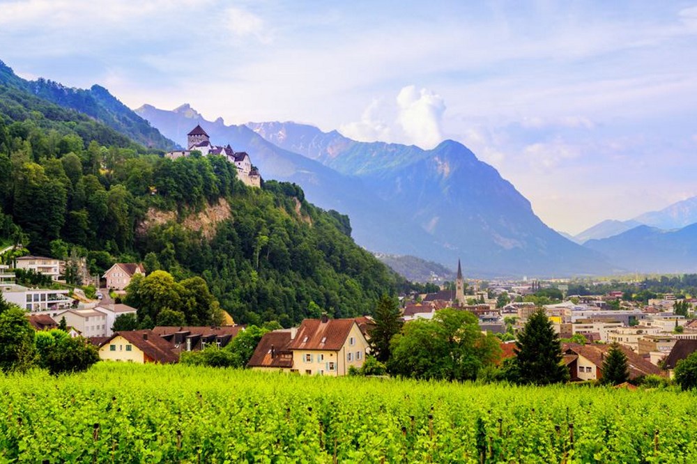 Sau hơn 300 năm với bao nhiêu biến cố lịch sử, đường biên giới của Liechtenstein vẫn không thay đổi. Ảnh: Boris Stroujko/Shutterstock.