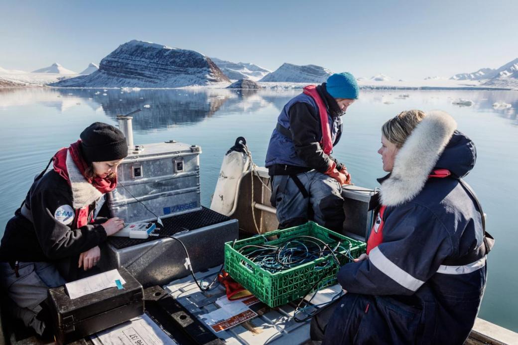Nhà sinh vật học Clara Hoppe người Đức (giữa) và Klara Wolf (trái) cùng Laura Wischnewski (phải) đang thực hiện các phép đo dưới nước tại Kings Fjord, cách không xa so với trạm nghiên cứu chính của họ.