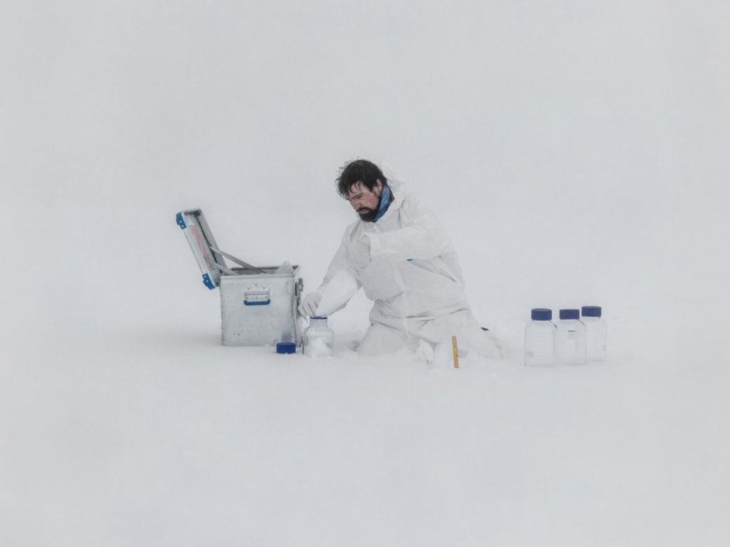 Nhà nghiên cứu Jean Charles Gallet người Pháp chuyên về sông băng, đang tiến hành lấy mẫu tuyết để xác định hàm lượng carbon đen bên trong. Ông hiện đang làm việc cho Viện nghiên cứu Na Uy, phân viện vùng cực.3