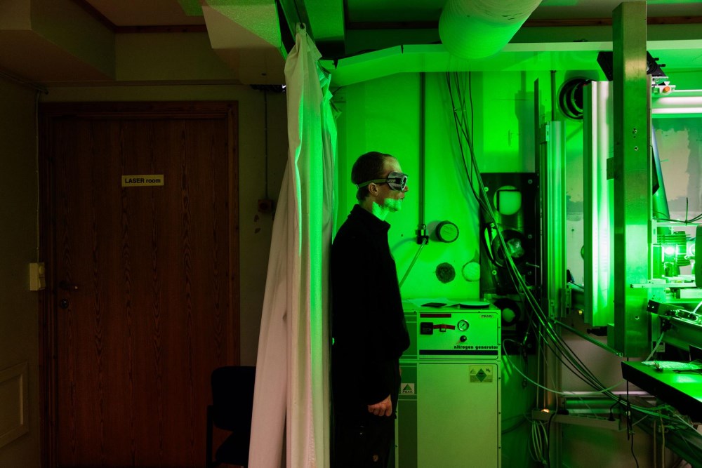 Bên trong một phòng thí nghiệm thuộc trạm nghiên cứu chung của Pháp và Đức, kỹ sư René Bürgi đang chiếu chùm tia laser để nghiên cứu sự di chuyển của hạt trong môi trường chân không.