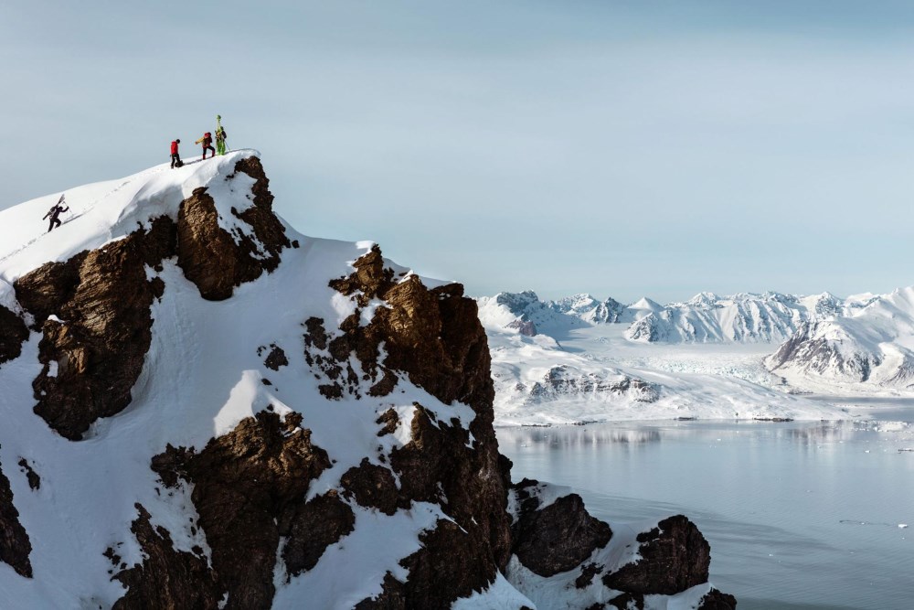 Các nhà nghiên cứu về sông băng người Pháp và Áo đang mang thiết bị quét laser đến một sườn núi nhìn ra con sông băng mục tiêu mà họ cần theo dõi. Dữ liệu họ thu thập được mang tính đóng góp to lớn cho kiến thức chung của nhân loại về trạng thái tầng đối lưu của Trái Đất.