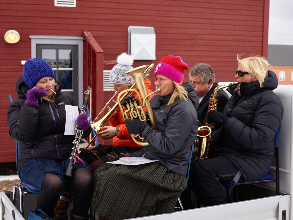 Các khoa học gia thuộc trạm nghiên cứu của Na Uy đang chơi nhạc để chào mừng quốc khánh của nước này.