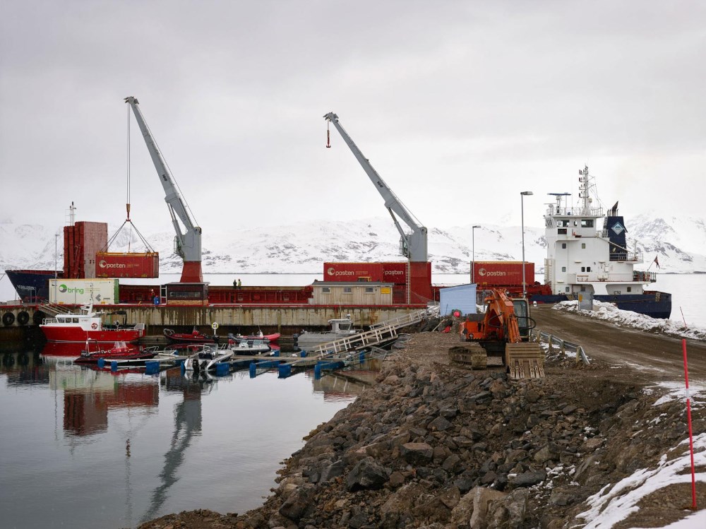 Chín lần mỗi năm, những con tàu lớn sẽ cập bến Vịnh Kings để cung ứng thực phẩm tươi sống và các trang thiết bị cần thiết cho những ‘cư dân’ tại Ny-Ålesund.