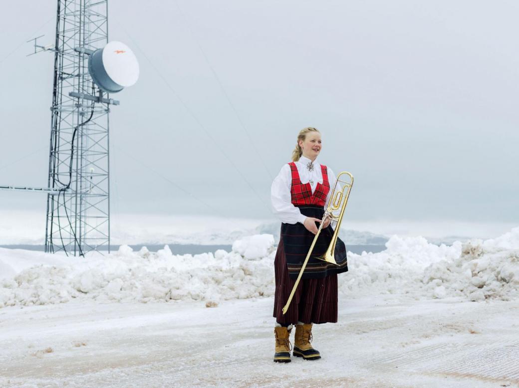 Một nữ khoa học gia đang mặc bộ quần áo truyền thống của Na Uy, thổi kèn chào mừng ngày quốc khánh Na Uy – ngày 17 tháng 5 – tại căn cứ.