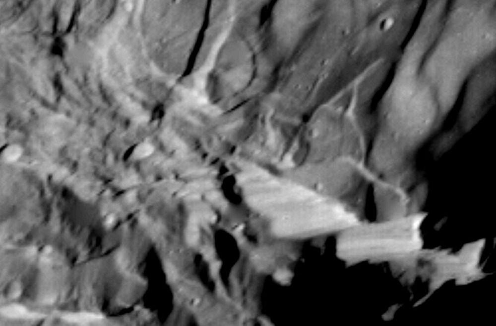 Vách đá dốc đứng Verona Rupes được chụp bởi tàu Voyager 2 vào năm 1986. Tồn tại ở vệ tinh Miranda của Sao Thiên Vương, kỳ quan địa chất này được ước tính cao đến 19 km. Ảnh: NASA.