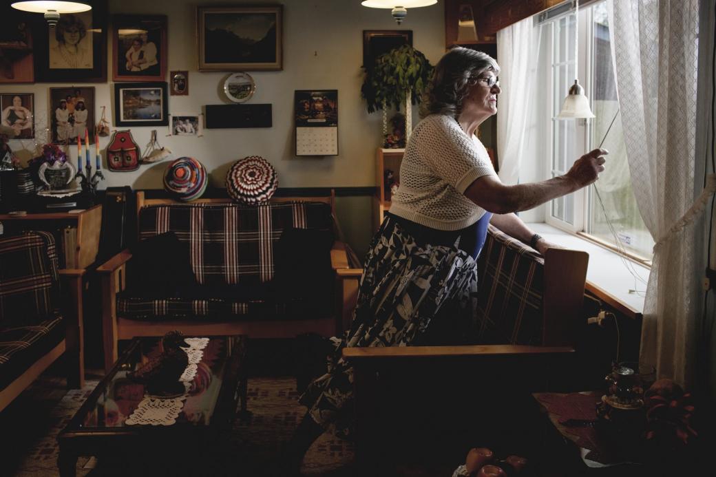 Ở tuổi 83, Mharie sống tại Eugene, Oregon, thường xuyên phải kéo rèm cửa để hàng xóm không thấy mình mặc váy đầm. Thời còn trẻ, Mharie đã là một thợ máy điêu luyện và đã nghỉ hưu từ năm 65 tuổi. Sống cùng nhà là người vợ, Mharie chỉ mặc quần áo như vậy khi vợ mình đi vắng.