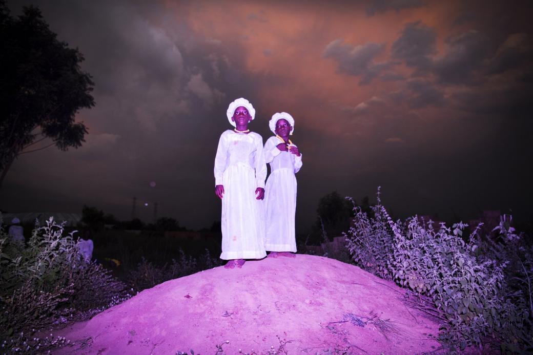 Kehinde Deborah và Taiwo Celestine (10 tuổi) đang đứng cạnh nhau trên một ngọn đồi ở Igbo-Ora, Nigeria, cùng nhau khoác trên người bộ trang phục truyền thống để dự thánh lễ ở một đền thờ gần nhà.