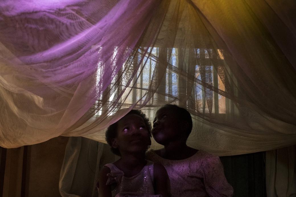 Một cặp sinh đôi trong số 130 đứa trẻ sống tại trại mồ côi ở Gwagwalada, Nigeria. Đây là nơi nuôi dưỡng trẻ bị lạc mất anh chị em đồng sinh từ lúc mới chào đời, những cặp song sinh thiếu tháng hay bị cha mẹ hoặc xã hội chối bỏ.