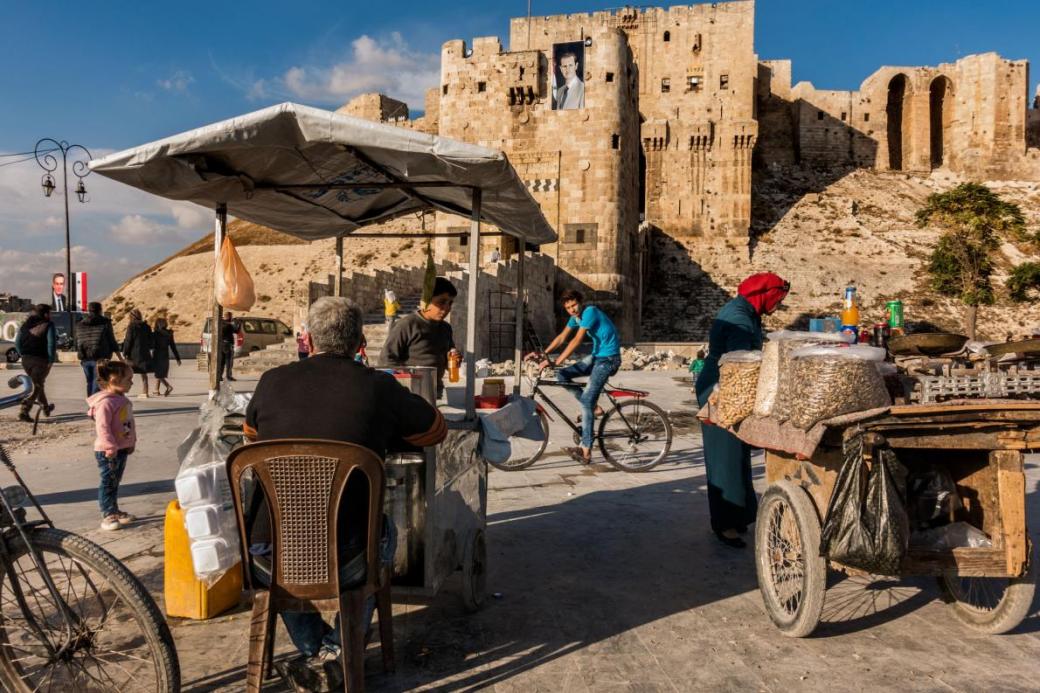 Nhịp sống thường ngày đã trở lại khu vực quanh Citadel of Aleppo – một cung điện từ thời trung cổ và là một trong những tòa lâu đài cổ xưa nhất thế giới. Ngôi thành trì này được sử dụng làm căn cứ của Quân đội Syria.