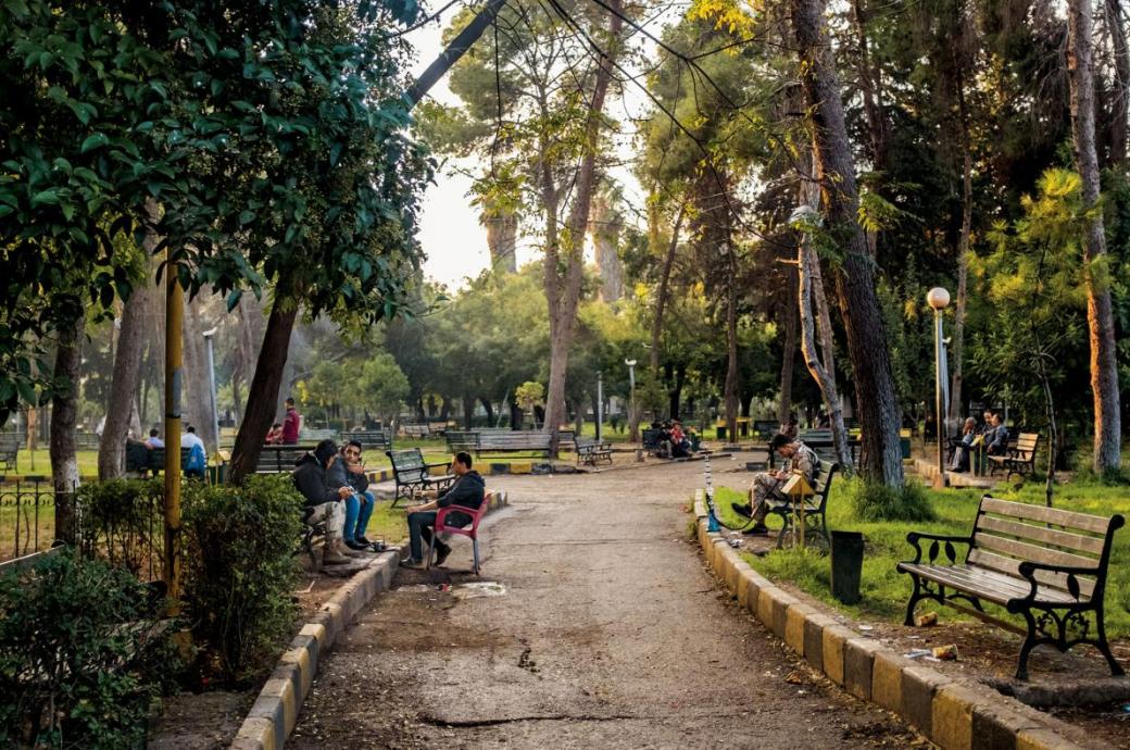 Mọi người tụ tập tại công viên trung tâm Aleppo. Công viên này nằm trong lòng thành phố và rộng 170.000 mét vuông, gần Gare de Baghdad – nhà ga xe lửa chính đã bị tấn công dữ dội trong cuộc chiến.