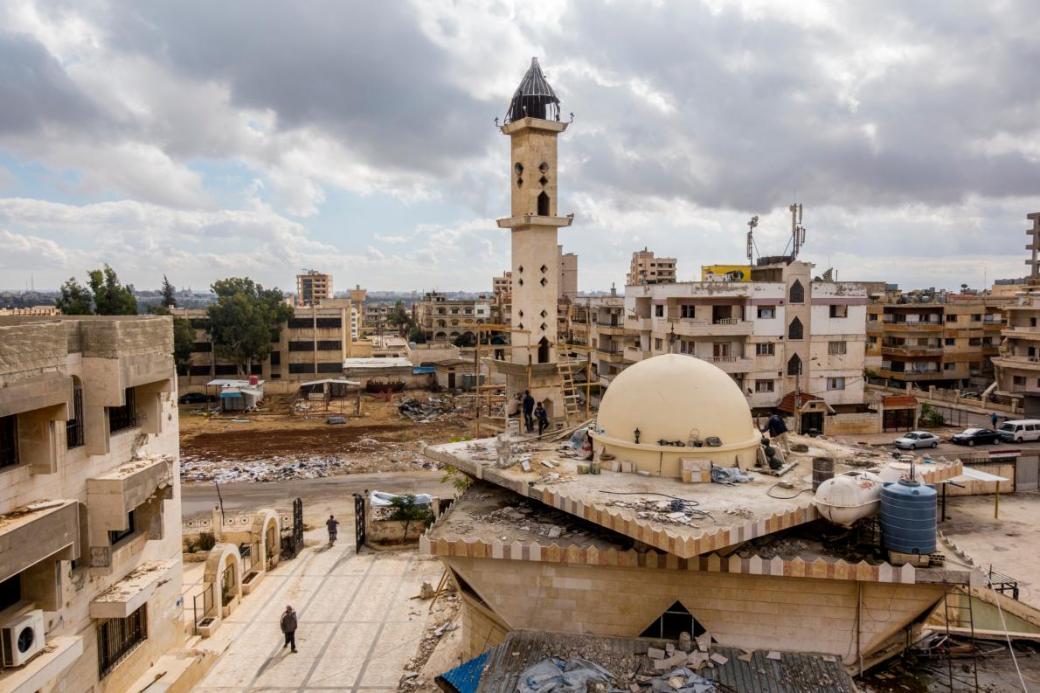Công nhân đang xây dựng một Nhà thờ Hồi Giáo ở trung tâm của thành phố và một trại trẻ mồ côi thuộc khu Al Waer, khu vực hiện đại nhất của thành phố công nghiệp Homs. Quy hoạch ban đầu xây dựng nơi đây trở thành một khu nghỉ dưỡng, Al Waer trong cuộc chiến bị kiểm soát bởi lực lượng chống đối chính phủ.