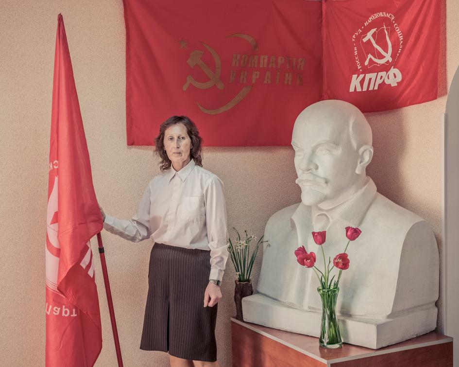 Bà Nadesha Bondarenco, Tổng biên tập của báo Bravo – cơ quan ngôn luận của Đảng Cộng sản Transdniestria, đang đứng cạnh một lá cờ và tượng của Lenin. Đảng Cộng sản Transdniestria chỉ có một ghế trong Quốc hội nước này. Bondarenco cho biết dù là một quốc gia theo tư bản chủ nghĩa, nhưng những biểu tượng của xã hội chủ nghĩa vẫn còn rất nhiều.
