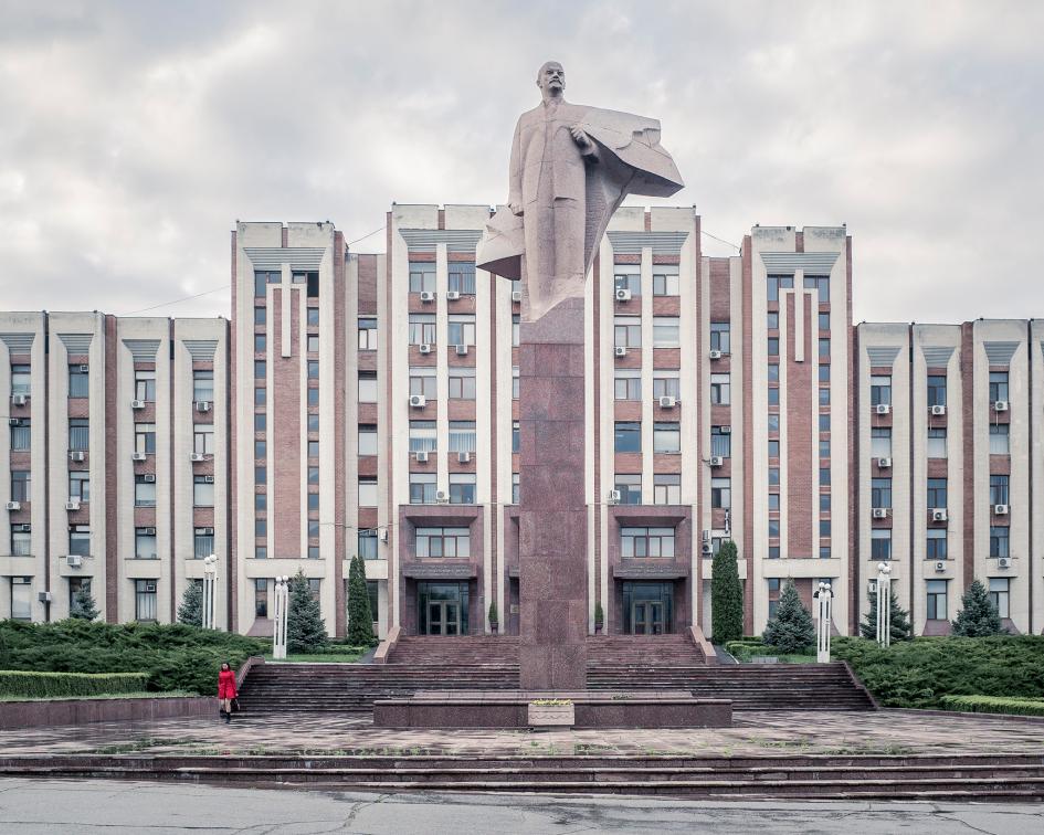 Tượng đài Vladimir Lenin trước tòa nhà Quốc hội tại Tiraspol, Transdniestria. Nơi đây còn được gọi là tòa nhà Liên Xô tối cao.