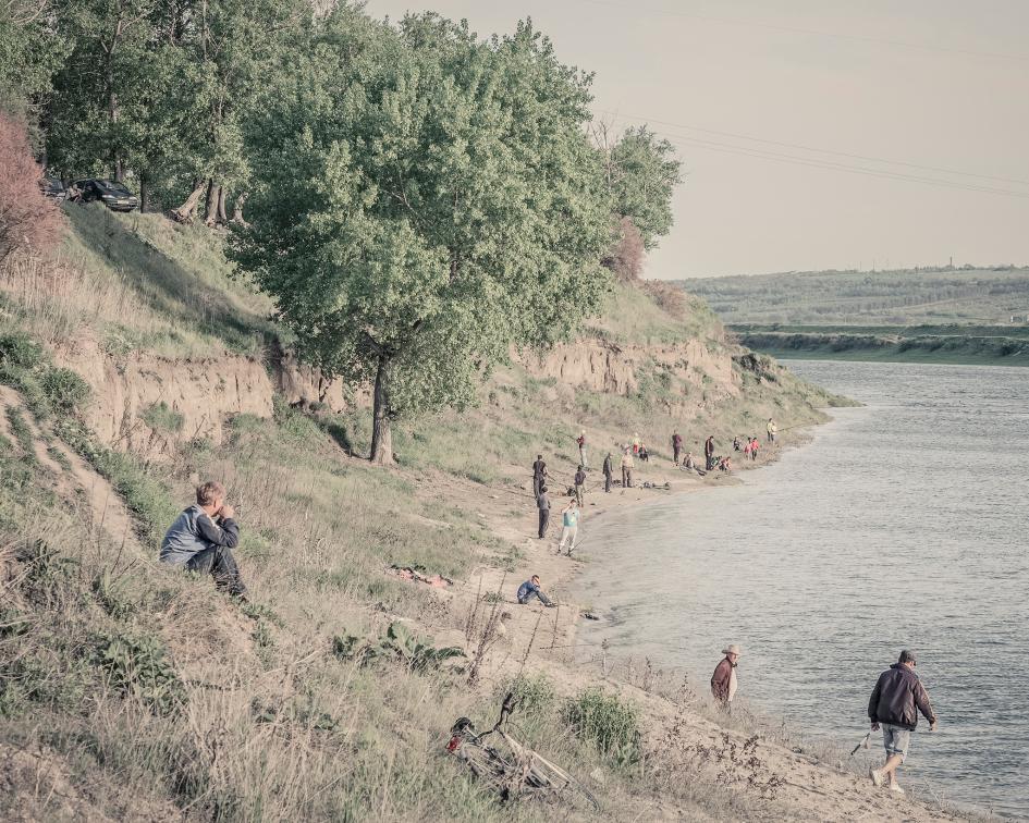 Nhiều người đàn ông tập trung câu cá trên sông Dniester, cách ga tàu điện ngầm ở Dubassari chỉ vài trăm mét.