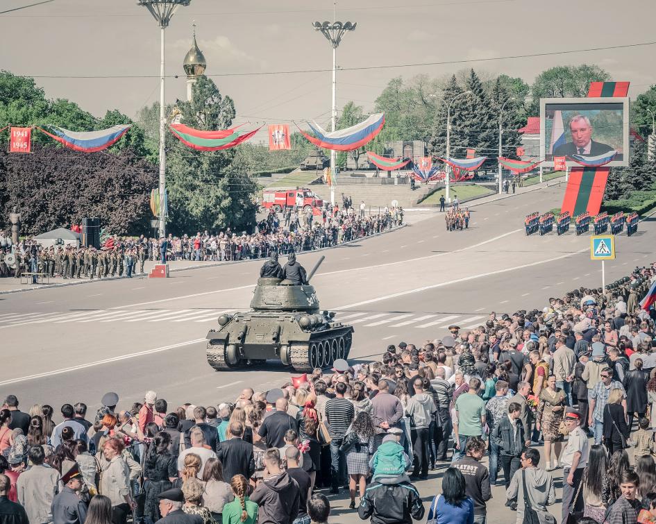 Người dân Transdniestria đang xem một chiếc xe tăng Liên Xô nguyên bản từ thời chiến, trong buổi diễu hành kỷ niệm Ngày Chiến thắng trên đường phố Tiraspol.