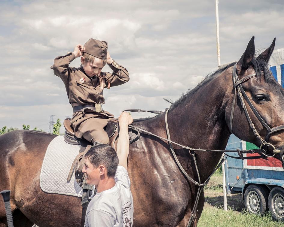 Tại một trường đua ngựa ở ngoại ô Tiraspol, con trai của chủ trường đua đang cưỡi ngựa để tập luyện cho một tiết mục có trong buổi diễn văn nghệ.