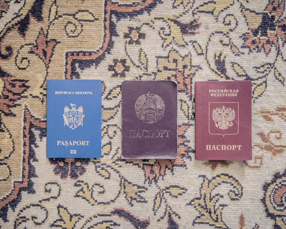 Bởi vì Transdniestria không phải là một quốc gia được thế giới công nhận, nên hộ chiếu của Transdniestria là không hợp lệ. Vì thế mọi người dân ngoài hộ chiếu Transdniestria, còn có hộ chiếu của Moldova, Nga hoặc Ukraine. Nhiều người sở hữu nhiều hộ chiếu và chờ đợi xem ‘gió sẽ thổi sang đông hay sang tây’.